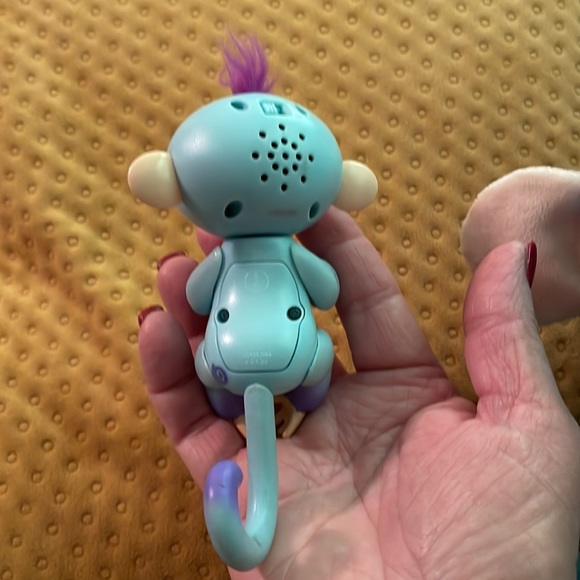 2 Fingerlings Big Blue 1 is Boris and the Aqua 1 is Ombré Ava. Both talk. - Picture 5 of 8